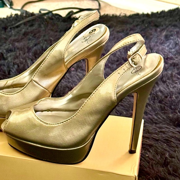 Chrome Heels 6 M - Picture 2 of 16
